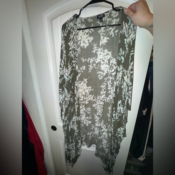 a.n.a Gray and White Floral Kimono - Picture 1 of 3